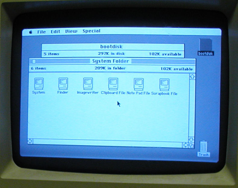 Macintosh_screen-display_closeup.jpg
